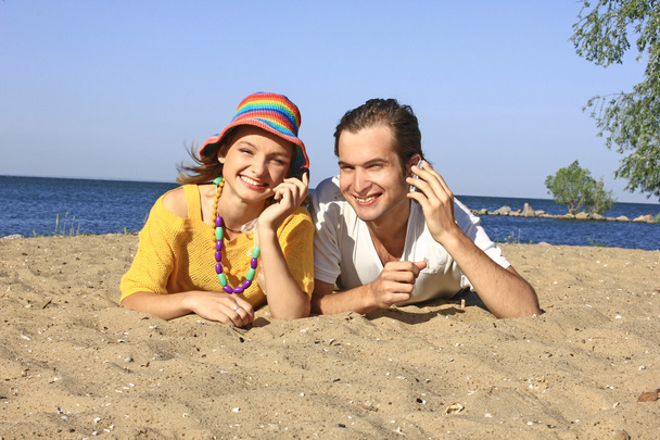 Chica y chico en la playa
 - Foto, Imagen