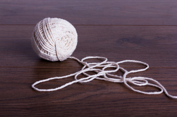 Bola de corda em um fundo de madeira
 - Foto, Imagem