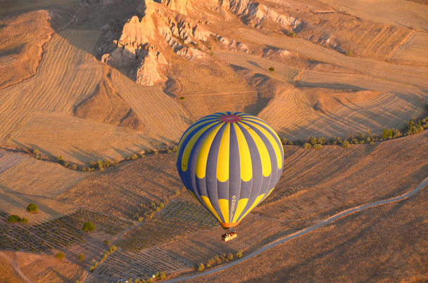 GOREME, TURKEY - PAŹDZIERNIK, 02: Latanie balonem na ogrzane powietrze nad Kapadocją jest znane na całym świecie jako jedno z najlepszych miejsc do latania balonami na ogrzane powietrze 02 października 2013 r. w Goreme, Kapadocja, Turcja.  - Zdjęcie, obraz
