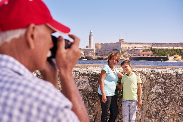 Παππούδες και γιαγιάδες με αγόρι οικογενειακές διακοπές στην Κούβα λήψη φωτογραφίας - Φωτογραφία, εικόνα