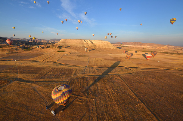 GOREME, TURKEY - OKTOBER 02: Kapadokya üzerinde uçan sıcak hava balonu, Ekim 2013 'te Goreme, Kapadokya, Türkiye' de sıcak hava balonları ile uçmak için en iyi yerlerden biri olarak bilinir..  - Fotoğraf, Görsel