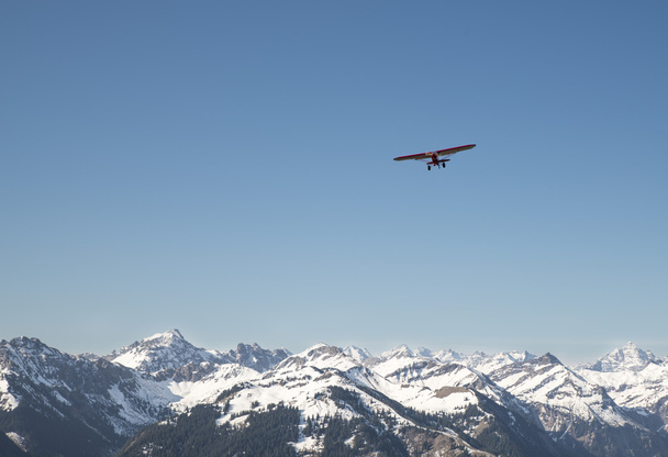 Czerwony samolot leciał nad Alpami - Zdjęcie, obraz