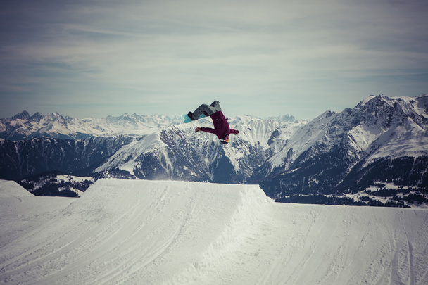 Snowboarder springt einen Rückwärtssalto - Foto, Bild