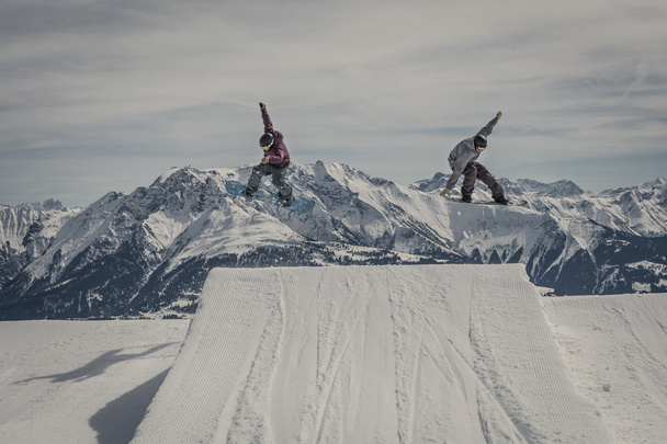 Snowboarder springen synchron - Foto, Bild