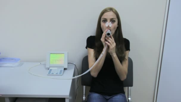 肺活量のチューブに女の子を吹き込む - 映像、動画