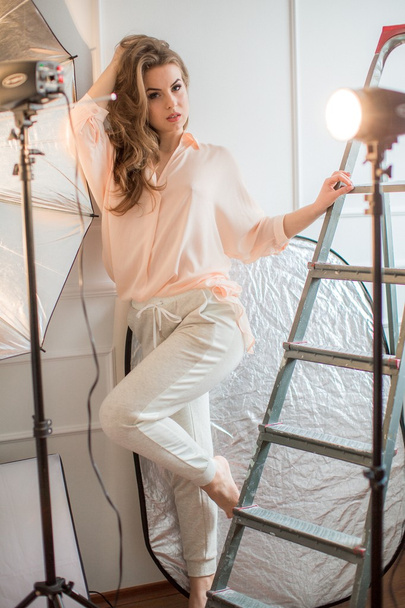 jonge vrouw poseren in studio  - Foto, afbeelding