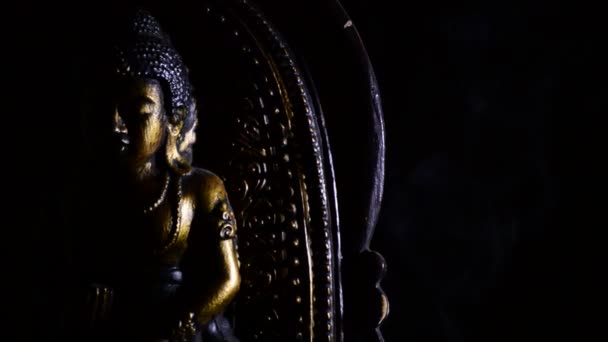 Buda, figura budista, girando sobre fondo negro
 - Metraje, vídeo