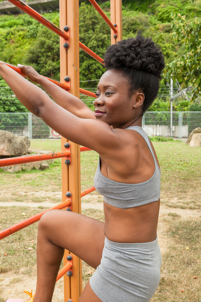 junge Afrikanerin beim Stretching - Foto, Bild