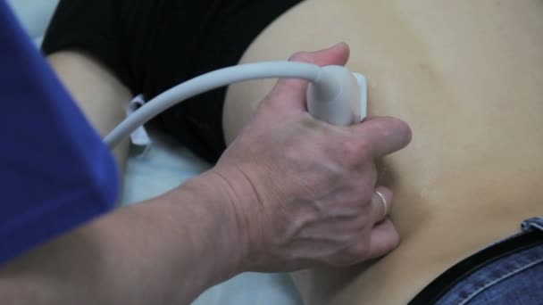 Médico remove um sensor para ultra-som exploração do corpo humano
 - Filmagem, Vídeo