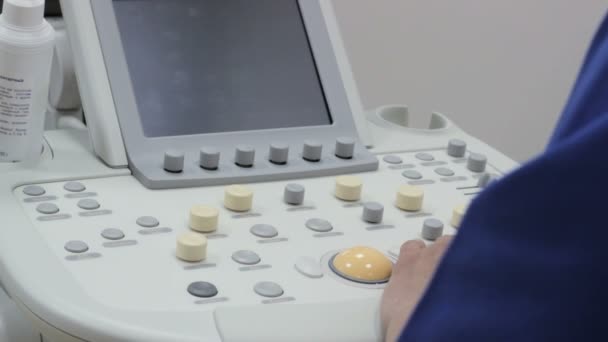 Ultraääni edevice näppäimistö lähikuva, kädet lääkäri napsauttaa painiketta
 - Materiaali, video