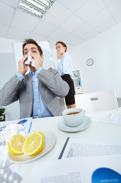 Estornudos en la oficina
 - Foto, imagen