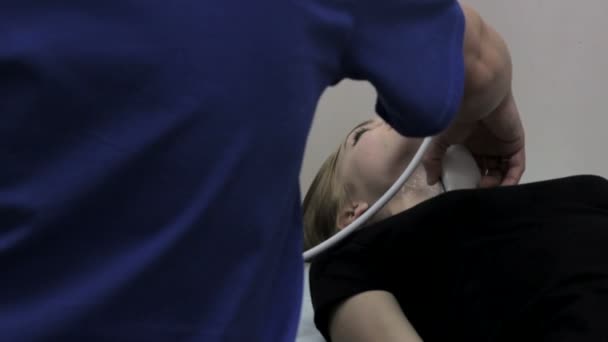 Arts maakt het cervicale echografie onderzoek meisje, close-up - Video
