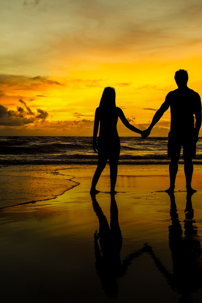 Пара на пляже для заката
 - Фото, изображение