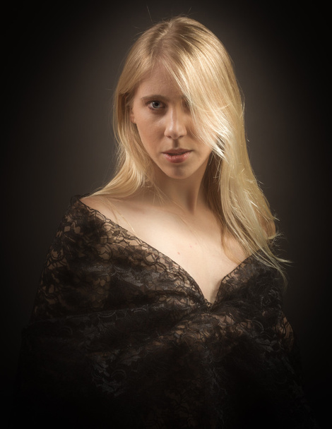 Blonde jonge vrouw in studio - Foto, afbeelding