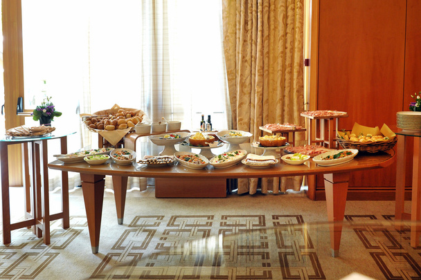 Büfe masa yiyecek bir seçim ile yüklü - Fotoğraf, Görsel
