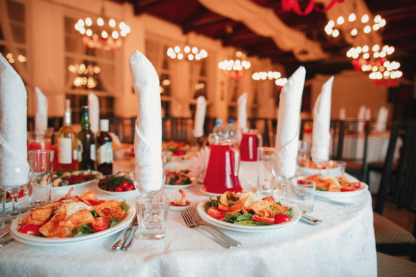 Evento bellamente organizado - mesas de banquete servidas listas para los huéspedes - Foto, imagen