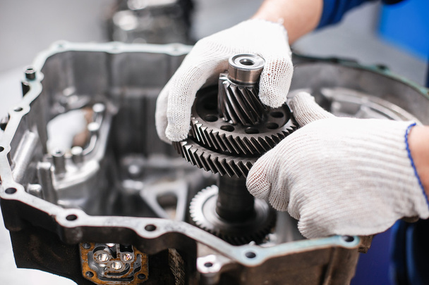 Cross-section of a car gearbox. mechanics work in the garage - Foto, imagen