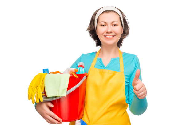 Porträt einer glücklichen Hausfrau, bevor sie das Haus isoliert putzt - Foto, Bild