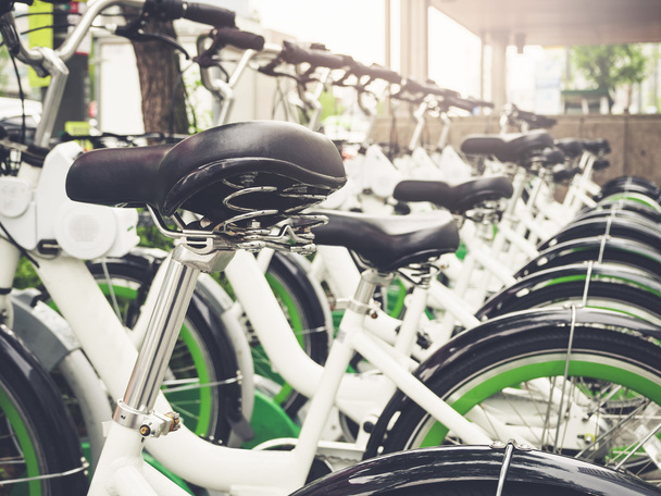 Ενοικίαση ποδηλάτων σειρά από ποδήλατα εξωτερική πόλη δημόσιες εγκαταστάσεις - Φωτογραφία, εικόνα