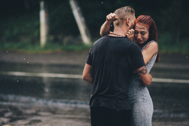 gyönyörű pár átölelve az esőben - Fotó, kép
