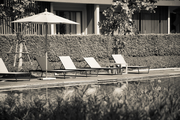 Plaj sandalyeleri yakınındaki Yüzme Havuzu etkilenir krem sesi fotoğraf  - Fotoğraf, Görsel
