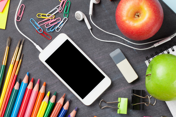 Fournitures scolaires et smartphone
  - Photo, image