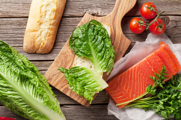 Сендвіч приготування з лососем і салатом з роману
 - Фото, зображення