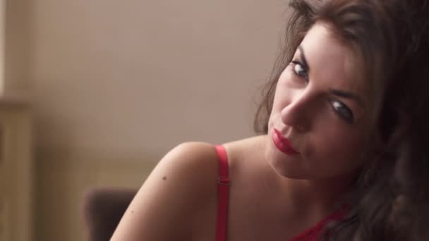 Крупный план красивой сексуальной брюнетки с красными губами, соблазнительно смотрящей в камеру
 - Кадры, видео
