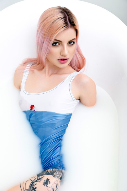 woman with pink hair  - Foto, afbeelding