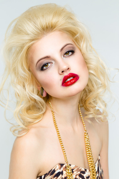  femme avec maquillage et lèvres rouges
  - Photo, image