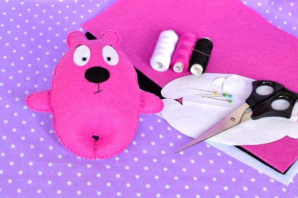 Roze voelde teddybeer, handgemaakte vilten speelgoed. Schaar, naald, draad, pennen, papier-Sjablonen - naaien kit  - Foto, afbeelding