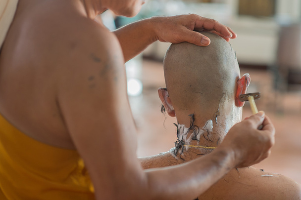 Βουδιστές μοναχοί ξυρίζουν τα μαλλιά τους να χειροτονήθηκε ιερέας - Φωτογραφία, εικόνα