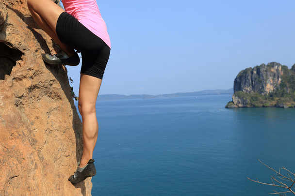 Deniz kenarında tırmanma kadın - Fotoğraf, Görsel