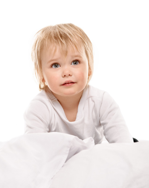 Little girl in the bed - Foto, afbeelding