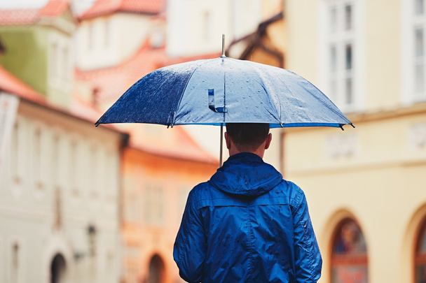 Man in rainy day - Foto, afbeelding