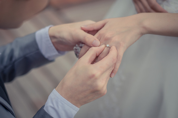 Ο γαμπρός φορούσε το γαμήλιο δαχτυλίδι της νύφης - Φωτογραφία, εικόνα