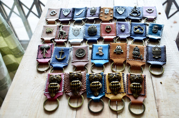 Ručně vyráběné key ring a malé tašky z kůže - Fotografie, Obrázek