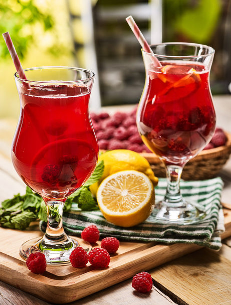 На деревянных ледяных стаканах холодные напитки с ягодами коктейль
 . - Фото, изображение
