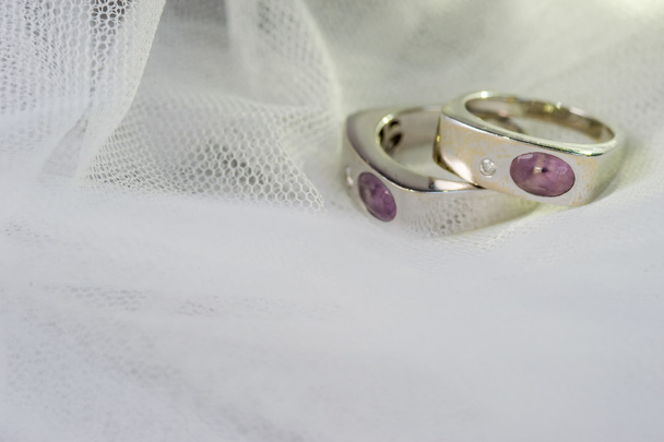 anillo de boda en vestido de novia
 - Foto, Imagen