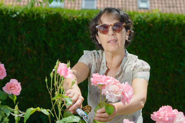 Kobieta w średnim wieku z okulary w ogrodzie - Zdjęcie, obraz