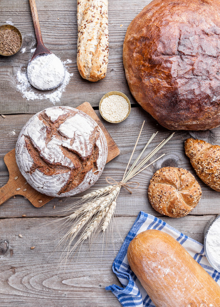 Delicious fresh bread on wooden background - Фото, зображення