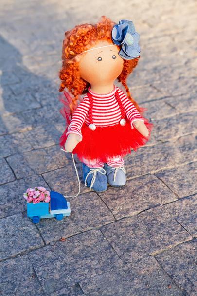 おもちゃの車で赤髪の手作り人形 - 写真・画像
