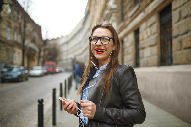 Gelukkig Glimlachende zakenvrouw praten over slimme telefoon - Foto, afbeelding