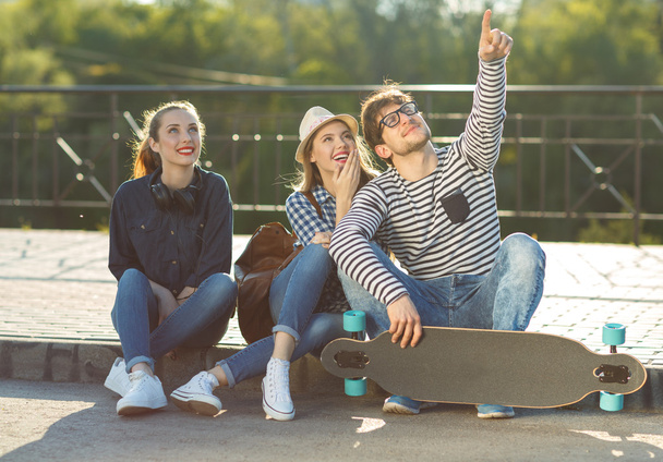 Sonrientes amigos divirtiéndose al aire libre
 - Foto, Imagen