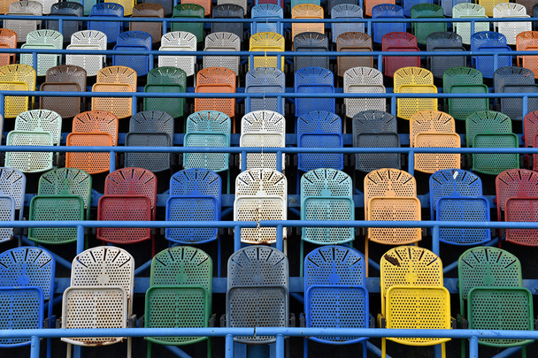 lege stoelen in het stadion - Foto, afbeelding