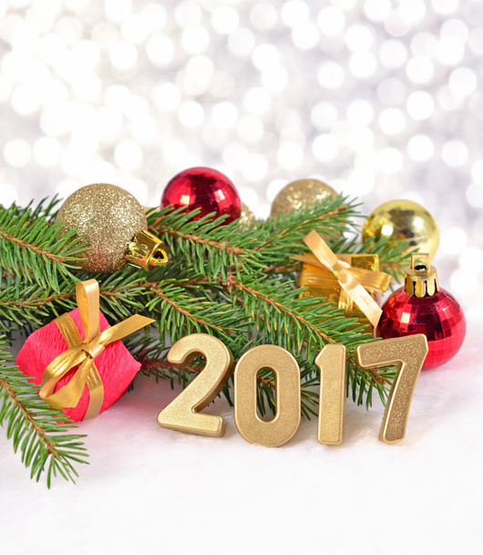2017 roku złote figury i świerkowych gałęzi i dekoracji na Boże Narodzenie - Zdjęcie, obraz