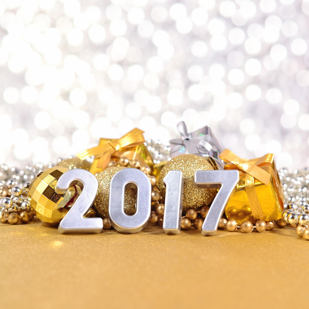 2017 jaar zilveren cijfers en kerstversiering - Foto, afbeelding