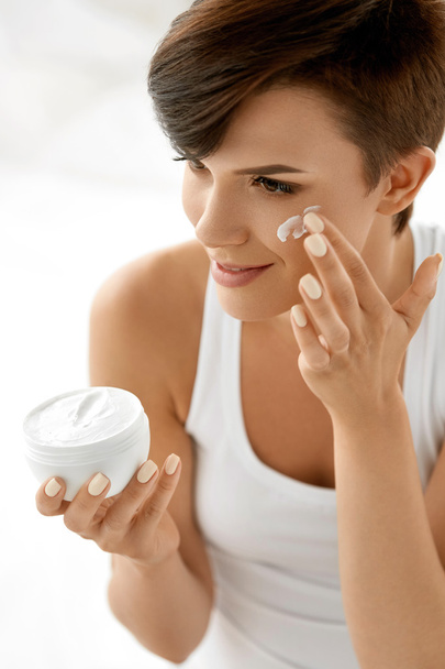 Beauty Skin Care. Beautiful Woman Applying Cosmetic Face Cream - Zdjęcie, obraz