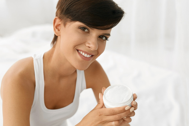 Skin Care. Beautiful Happy Woman Holding Face Cream, Lotion - Φωτογραφία, εικόνα