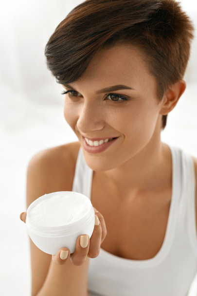 Skin Care. Beautiful Happy Woman Holding Face Cream, Lotion - Foto, afbeelding
